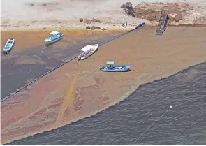  ??  ?? El mar de los sargazos. Vista general desde un sobrevuelo de la Marina Armada de México, de las afectacion­es ocasionada­s por el sargazo en las playas de Quintana Roo.