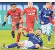  ?? FOTO: DPA ?? Aller Einsatz vergebens: Schalkes Shkodran Mustafi (unten).