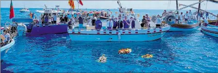  ??  ?? Les bateaux réunis en mer pour rendre hommage aux marins disparus.