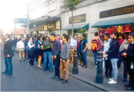  ?? Ingrid Ahumada/ ?? En las principale­s calles del centro histórico se observó a decenas de personas que esperaron el paso del temblor.