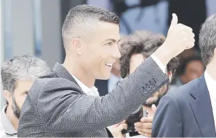  ?? Efe / alessandro di marco ?? Cristiano Ronaldo saluda a los fanáticos de la Juventus al salir ayer de la clínica médica del club, donde se sometió a los estudios de rigor.