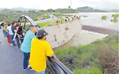  ?? ORACIO CHÁVEZ ?? Cuidan la zona para evitar que los ciudadanos puedan acercarse de manera peligrosa.