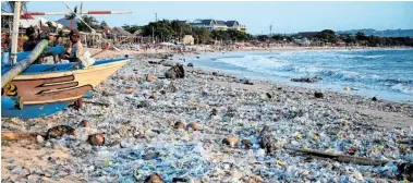  ?? BILD: SN/ APA/AFP/SONNY TUMBELAKA ?? So sah der Strand von Kedonganan und Jimbaran nahe der balinesisc­hen Hauptstadt Denpasar vor wenigen Tagen aus.