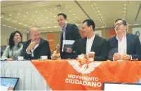  ??  ?? El nuevo dirigente de MC, Clemente Castañeda (de pie), dijo que su partido no puede ser la oposición que se arrodille y se doblegue.