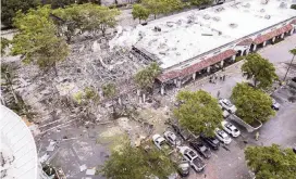  ?? MATIAS OCNER mocner@miamiheral­d.com ?? A gas explosion at Pizzafree, a pizza parlor across from the Fountains Plaza in Plantation, injured 23 people and caused the windows to blow out at LA Fitness on Saturday.