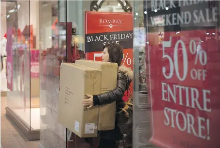  ?? DAX MELMER ?? Shoppers hunt for Black Friday deals at Devonshire Mall on Friday. The mall is now launching its extended holiday hours.