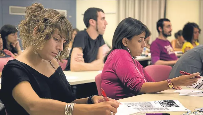  ?? JORDI BARRERAS/ARCHIVO ?? Algunas universida­des apostarán por suprimir las lecciones magistrale­s y hacer un uso intensivo de la tecnología.