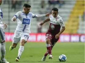  ?? JOSÉ CORDERO ?? Johnny Acosta (izq.) regresó a Costa Rica a mitad del 2019, para jugar con La U. Aquí ante Jonathan Martínez, de Saprissa.