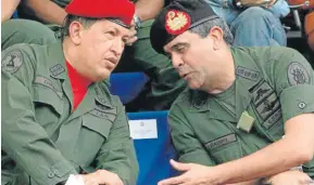  ??  ?? EL PRESIDENTE CHÁVEZ y su entonces ministro de Defensa, general Raúl Baduel.