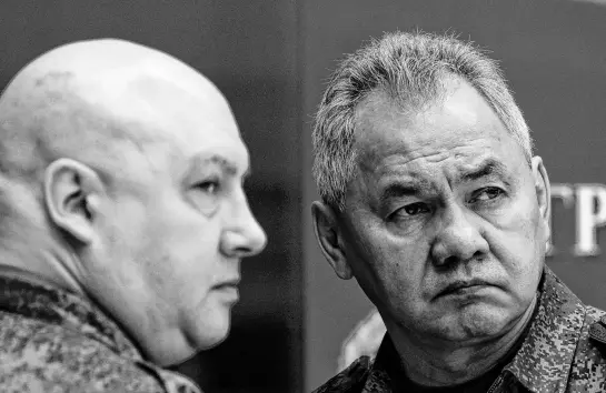  ?? REUTERS ?? Russian Defence Minister Sergei Shoigu and Gen. Sergei Surovikin, commander of Russian forces in Ukraine, visit the Joint Headquarte­rs of the Russian armed forces involved in military operations in Ukraine, in an unknown location in Russia, in this picture released Dec. 17, 2022.