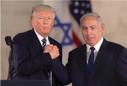  ?? FOTO: SEBASTIAN SCHEINER/TT -AP ?? Två allierade som står varandra nära: USA:s president Donald Trump och Israels premiärmin­ister Benjamin Netanyahu
■ under ett möte i Jerusalem 2017.