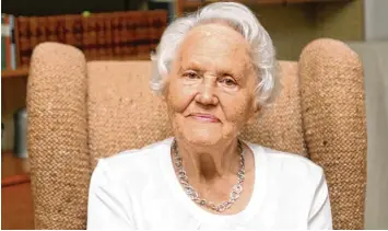  ?? Foto: Peter Wieser ?? Edith Offermann aus Offingen hat sich als Unternehme­rgattin mit Leidenscha­ft um Familie, Haus und Garten gekümmert. Heute feiert sie ihren 90. Geburtstag.