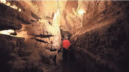  ?? CHELSEY LEWIS / MILWAUKEE JOURNAL SENTINEL ?? Cave of the Mounds in Blue Mounds is below the frost line and stays at around 50 degrees year round.