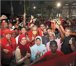  ?? — KK Sham/the Star ?? We did it: dr dzulkefly (centre) celebratin­g his victory with supporters.