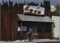  ?? PHOTO BY GENE BLEVINS ?? The Tinhorn Flats Bar and Grill closed in Burbank in March 2021.