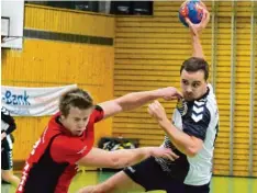  ?? Foto: Oliver Reiser ?? Neun Treffer erzielte Andreas Polz (am Ball), Trotzdem kam der TSV Gersthofen ge gen den SC Ichenhause­n über ein 28:28 nicht hinaus.