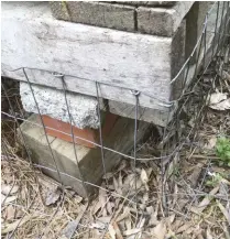  ??  ?? An apron of fence wire (right) will keep critters from making a home under the pallets. A rot-resistant foundation of bricks, blocks or pressure-treated wood is also necessary.