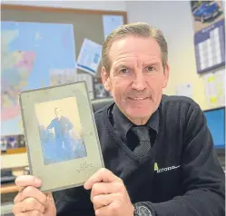  ?? Picture: Kenny Smith. ?? Ron Mitchell holds a picture of his late grandfathe­r William Orchiston, who was injured at the Battle of the Somme.