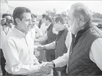  ?? Foto Presidenci­a ?? El presidente con Carlos Slim, en el acto inaugural del macrolibra­miento de Guadalajar­a