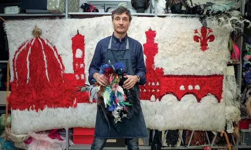  ?? (foto: Berti/Sestini) ?? Duccio Mazzanti nel laboratori­o in via Reginaldo Giuliani. Dietro di lui una creazione dedicata a Firenze. Mazzanti è anche artigiano del circuito Oma