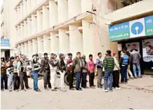  ?? PTI ?? People stand in a long queue to withdraw money at an ATM in Patna on Monday