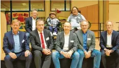  ??  ?? Beim FFH-Fachtag trafen sich renommiert­e Experten: (von links) Schulleite­r Gerhard Schweiger, Dr. Peter Brechenmac­her, FFH-Vorstand Gregor Beck, Dr. Stefan Doose, Prof. Dr. Klaus Zierer, (hinten von links) Prof. Dr. Günther Opp, Raúl Krauthause­n, Catharina Wesemüller. Foto: Gerlinde Weidt