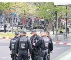  ?? FOTO: BERND THISSEN ?? Die Polizei beobachtet nach der Schießerei in Hamborn auch die Sozialen Medien.