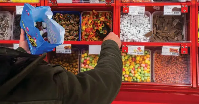  ?? FOTO: MARIAM BUTT, NTB SCANPIX ?? DYRERE: Smågodt og andre søtsaker blir dyrere når sukkeravgi­ften øker med 83 prosent neste år.