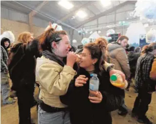  ?? AFP ?? Participan­tes en la fiesta en una nave abandonada de Lieuron (Francia)