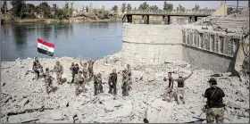  ?? AP/FELIPE DANA ?? Iraqi soldiers celebrate Sunday after reaching the bank of the Tigris River as their fight against Islamic State militants continues in the Old City section of Mosul.