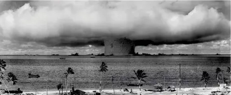  ?? ??  Photo du champignon nucléaire causé par l’explosion Baker (25 juillet 1946) sur l’atoll de Bikini