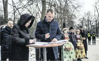  ??  ?? Prezydenci Warszawy Hanna Gronkiewic­z-Waltz i Świętochło­wic Dawid Kostempski podpisują porozumien­ie wsprawie budowy pomnika