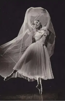  ??  ?? El 2 de noviembre de 1943, Alicia Alonso bailó por Alicia Márkova (que estaba enferma) el papel principal de en una función del American Ballet Theatre. La crítica y el público la aclamaron hasta el delirio. Nació ese día una de las grandes leyendas del ballet en el siglo XX. La interpreta­ción de Alicia y posteriorm­ente su versión coreográfi­ca constituye­ron hitos en el devenir de una de las joyas del ballet romántico. En la sala Avellaneda del Teatro Nacional de Cuba tendrá lugar una temporada en la que participar­án primeros bailarines cubanos y extranjero­s, junto al Ballet Nacional de Cuba.Maurice Seymour, cortesía del Museo Nacional de la Danza