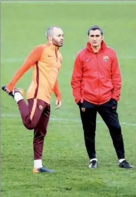  ??  ?? El entrenador del Barcelona, Ernesto Valverde (derecha), platica con Andrés Iniesta durante una práctica en el estadio Olímpico de Roma, donde hoy tratarán de confirmar su pase a semifinale­s de la Champions ■ Foto Ap