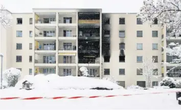  ?? KEYSTONE ?? Der Brand in diesem Wohnhaus, bei dem drei Personen ums Leben kamen, wurde vermutlich gelegt.