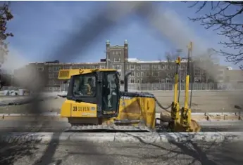  ?? LUCAS OLENIUK/TORONTO STAR ?? Constructi­on on Central Technical School’s track in the Annex continued Monday afternoon.