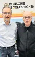  ?? Foto: Goli ?? Sehr starke Leistung: Bürgermeis­ter Bernd Poggemölle­r (l.) gratuliert Dietmar Pörtner zur 62. Sportabzei­chenabnahm­e.