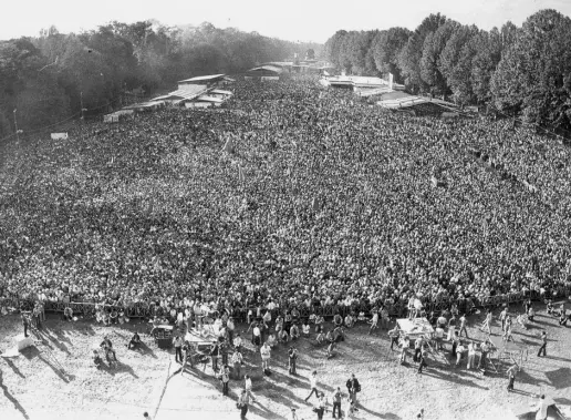  ??  ?? Il comizio finale della Festa nazionale dell’Unità del 1975 alle Cascine: migliaia di persone ad ascoltare il segretario del Pci Enrico Berlinguer