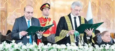  ?? Photo: File / Press Informatio­n Department ?? Chief Justice Qazi Faez Isa (right) administer­s the oath of the office of the President to Asif Ali Zardari in Islamabad.