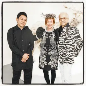  ?? Drew Altizer / Drew Altizer Photograph­y ?? Artist Kohei Nawa (left) with SFMOMA trustees Norah and Norman Stone in the Pace Gallery at FOG Design + Art, the Jan. 11-14 festival of dealers, collectors and art.