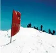  ??  ?? Eine rote Fahne statt einem Gipfelkreu­z erwartete sie auf dem 4810 Meter hohen Mont Blanc.