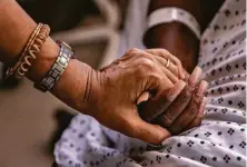  ?? ?? Gandhi holds hands with patient Ublanca Adams during a visit at Ward 86, the oldest HIV/AIDS clinic in the country.