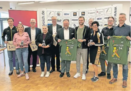  ?? FOTO: BÄRBEL BROER ?? Stadtverwa­ltung, Sponsoren und Sportler stellten das Programm zum Korschenbr­oicher City-Lauf 2024 vor. Auch bei der nunmehr 34. Veranstalt­ung wird es ein buntes Programm für Klein und Groß geben. Startschus­s ist am Sonntag, 21. April, um 11.45 Uhr.