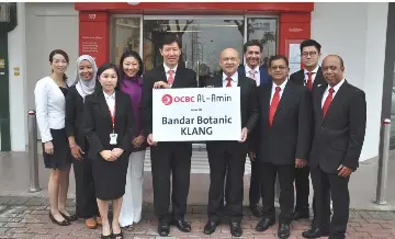  ??  ?? OCBC Bank Malaysia chief executive officer Datuk Ong Eng Bin (fifth left) is seen with Syed Abdull Aziz (sixth left) along with staff of the OCBC Al-Amin Bandar Botanic branch and leaders from the headquarte­rs.