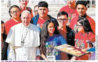  ??  ?? EL PAPA FRANCISCO POSA CON UN GRUPO DE JÓVENES EN EL VATICANO, EL MARTES HIZO UN LLAMADO A LOS DE EL SALVADOR.