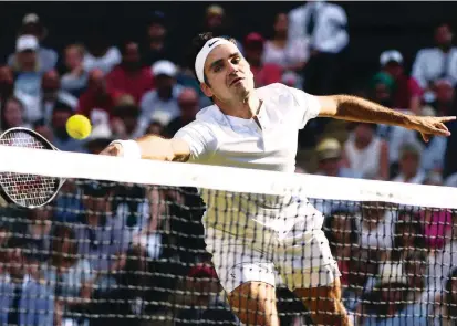  ?? FOTO ?? Roger Federer aspira a conseguir su octava corona en el césped de Londres, ya ha dado pasos importante­s al llegar a cuartos. Ahora su rival es uno que ya le ganó: Milos Raonic.