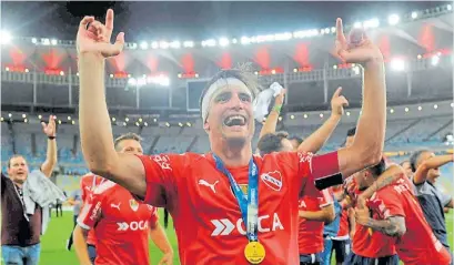  ?? MARCELO CARROLL ?? La mejor despedida. Nicolás Tagliafico festeja la Copa Sudamerica­na en el Maracaná.