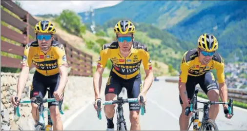  ??  ?? Tom Dumoulin, Steven Kruijswijk y Primoz Roglic, en una reciente concentrac­ión del equipo Jumbo-Visma.