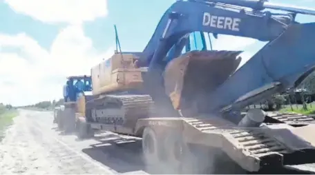  ?? ?? Equipo vial de la gobernació­n remitido para la reparación del tramo que une el casco urbano de Fuerte Olimpo con Toro Pampa.