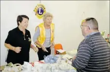  ??  ?? Stand Lions Club de Montauban 3 provinces avec Mme Leroy Calmel délégié EMS et la Tresorière du club Montauban Mme Rehlinger